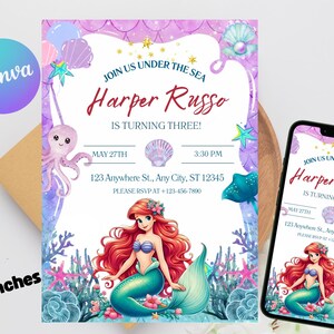 Może przedstawiać: Zaproszenie urodzinowe z motywem syreny, 12,7 x 17,8 cm, z tekstem "Join us under the sea" i "Harper Russo kończy trzy lata!" Zawiera ilustrację syreny, ośmiornicę i muszle. Data i godzina są uwzględnione.
