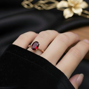 Mozambique granat solitaire ring, oval 7 x 9 MM, 14K roséguld, vintagestil