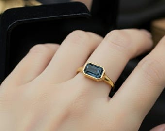 繊細なエメラルドカットのロンドンブルートパーズ14Kゴールドリング