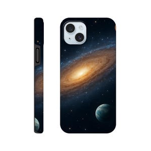 Puede incluir: Funda de teléfono negra con diseño de galaxia. La funda muestra una galaxia espiral en tonos naranja y azul, con un planeta en primer plano. La funda tiene recortes para la cámara y los botones.