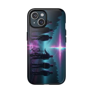 Può includere: Custodia per telefono nera con un'illustrazione vibrante e stilizzata. Il design presenta figure silhouette, una bicicletta e una luce brillante e luminosa nei toni del blu, viola e rosa. La custodia ha una finitura lucida e un bordo nero.