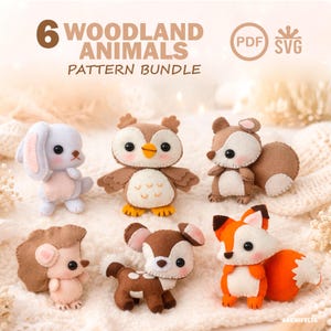 Op de afbeelding: Een verzameling van zes vilten bosdierenpatronen. De dieren zijn onder meer een wit konijn, een bruine uil, een bruin eekhoorn, een egel, een hert en een vos. De tekst op de afbeelding luidt "6 Woodland Animals Pattern Bundle".