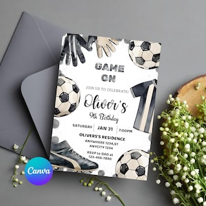 Puede incluir: Una invitaci&oacute;n con tem&aacute;tica de f&uacute;tbol con el texto "Game On" y "9&ordm; Cumplea&ntilde;os de Oliver". El dise&ntilde;o incluye balones de f&uacute;tbol, guantes, una camiseta y una bota de f&uacute;tbol. La invitaci&oacute;n est&aacute; sobre un fondo blanco con detalles en gris.