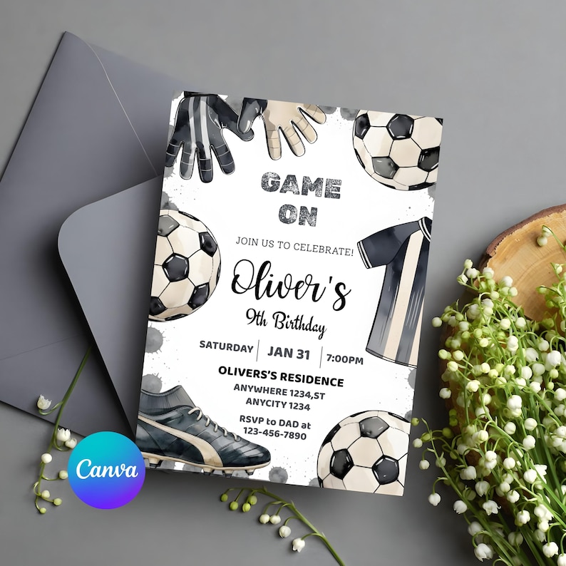 Puede incluir: Una invitaci&oacute;n con tem&aacute;tica de f&uacute;tbol con el texto "Game On" y "9&ordm; Cumplea&ntilde;os de Oliver". El dise&ntilde;o incluye balones de f&uacute;tbol, guantes, una camiseta y una bota de f&uacute;tbol. La invitaci&oacute;n est&aacute; sobre un fondo blanco con detalles en gris.