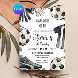 Puede incluir: Una invitaci&oacute;n de cumplea&ntilde;os con tem&aacute;tica de f&uacute;tbol con el texto "Game On" y "9&ordm; Cumplea&ntilde;os de Oliver". El dise&ntilde;o incluye balones de f&uacute;tbol, una camiseta, guantes y una bota de f&uacute;tbol. La invitaci&oacute;n est&aacute; sobre un fondo neutro.