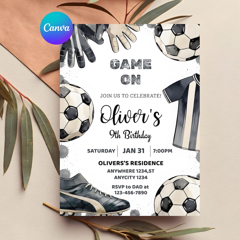 Puede incluir: Una invitaci&oacute;n de cumplea&ntilde;os con tem&aacute;tica de f&uacute;tbol con el texto "Game On" y "9&ordm; Cumplea&ntilde;os de Oliver". El dise&ntilde;o incluye balones de f&uacute;tbol, una camiseta, guantes y una bota de f&uacute;tbol. La invitaci&oacute;n est&aacute; sobre un fondo neutro.