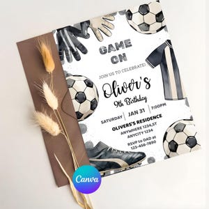 Puede incluir: Una invitaci&oacute;n de cumplea&ntilde;os con tem&aacute;tica de f&uacute;tbol con el texto "Game On" y los detalles del 9&ordm; cumplea&ntilde;os de Oliver. El dise&ntilde;o incluye balones de f&uacute;tbol, guantes, una camiseta y una bota de f&uacute;tbol. La invitaci&oacute;n est&aacute; sobre un fondo blanco.