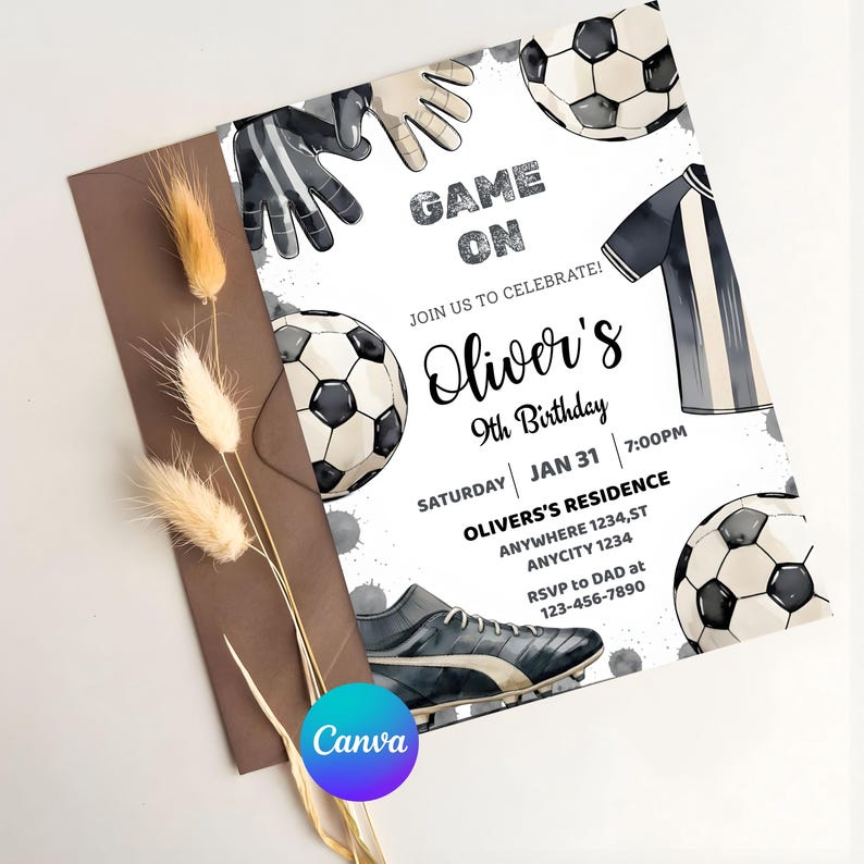 Puede incluir: Una invitaci&oacute;n de cumplea&ntilde;os con tem&aacute;tica de f&uacute;tbol con el texto "Game On" y los detalles del 9&ordm; cumplea&ntilde;os de Oliver. El dise&ntilde;o incluye balones de f&uacute;tbol, guantes, una camiseta y una bota de f&uacute;tbol. La invitaci&oacute;n est&aacute; sobre un fondo blanco.
