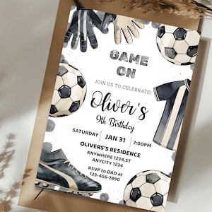Puede incluir: Una invitaci&oacute;n de cumplea&ntilde;os con tem&aacute;tica de f&uacute;tbol con un dise&ntilde;o de acuarela. La invitaci&oacute;n presenta balones de f&uacute;tbol, guantes, una camiseta y una bota de f&uacute;tbol. El texto incluye "Game On", "9&ordm; Cumplea&ntilde;os de Oliver" y detalles del evento.