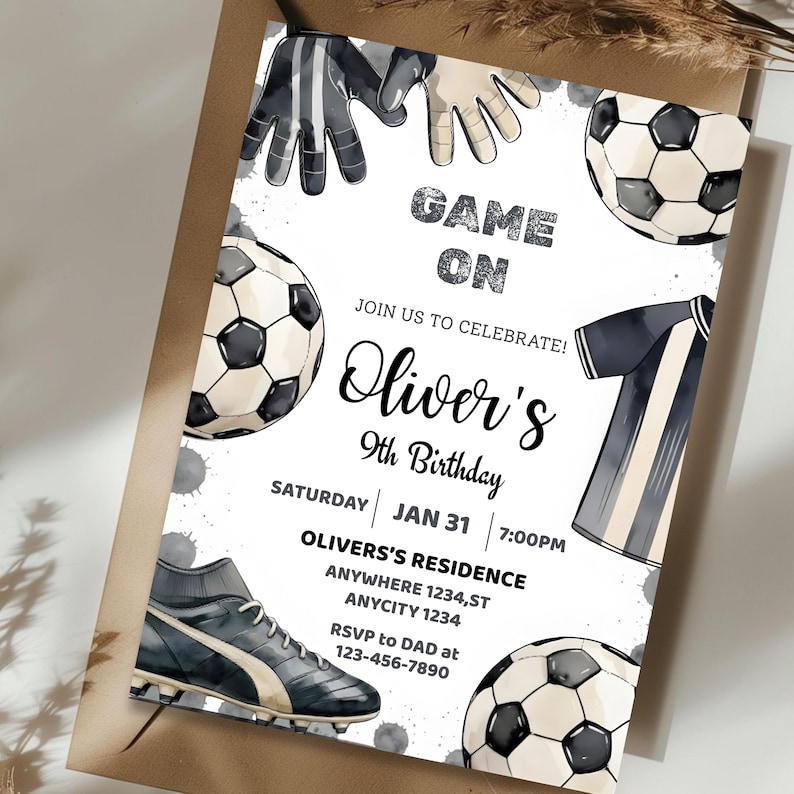 Puede incluir: Una invitaci&oacute;n de cumplea&ntilde;os con tem&aacute;tica de f&uacute;tbol con un dise&ntilde;o de acuarela. La invitaci&oacute;n presenta balones de f&uacute;tbol, guantes, una camiseta y una bota de f&uacute;tbol. El texto incluye "Game On", "9&ordm; Cumplea&ntilde;os de Oliver" y detalles del evento.