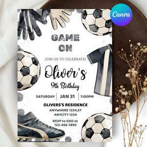 Puede incluir: Invitación de cumpleaños con temática de fútbol con un diseño de acuarela. La invitación incluye balones de fútbol, guantes y una camiseta. El texto dice "Game On" y "9º Cumpleaños de Oliver".