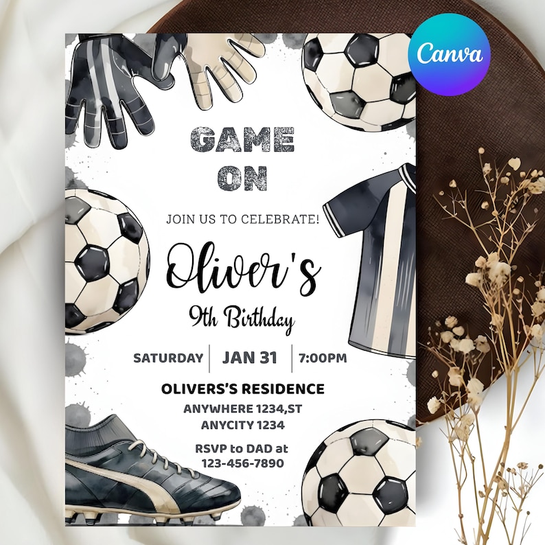 Puede incluir: Invitaci&oacute;n de cumplea&ntilde;os con tem&aacute;tica de f&uacute;tbol con un dise&ntilde;o de acuarela. La invitaci&oacute;n incluye balones de f&uacute;tbol, guantes y una camiseta. El texto dice "Game On" y "9&ordm; Cumplea&ntilde;os de Oliver".