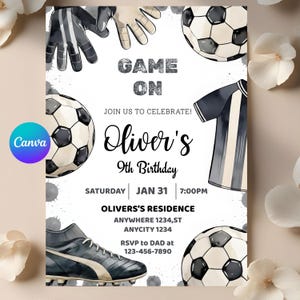 Puede incluir: Una invitaci&oacute;n de cumplea&ntilde;os con tem&aacute;tica de f&uacute;tbol con el texto "Game On" y "9&ordm; Cumplea&ntilde;os de Oliver". El dise&ntilde;o incluye balones de f&uacute;tbol, guantes, una camiseta y una bota de f&uacute;tbol. La invitaci&oacute;n es en blanco, negro y gris.