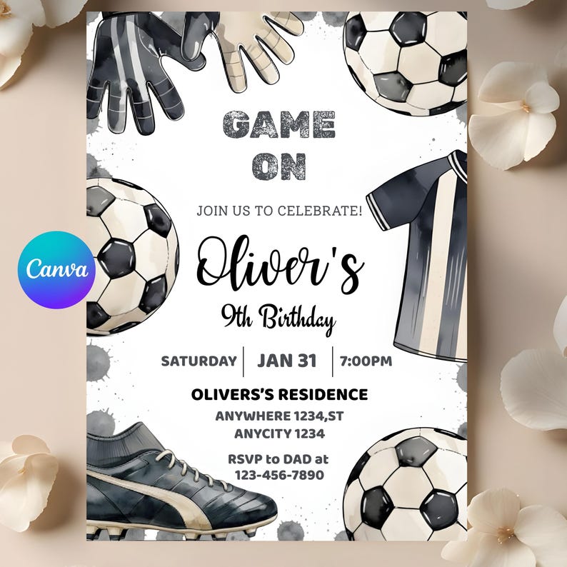 Puede incluir: Una invitaci&oacute;n de cumplea&ntilde;os con tem&aacute;tica de f&uacute;tbol con el texto "Game On" y "9&ordm; Cumplea&ntilde;os de Oliver". El dise&ntilde;o incluye balones de f&uacute;tbol, guantes, una camiseta y una bota de f&uacute;tbol. La invitaci&oacute;n es en blanco, negro y gris.