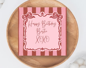 Cartão de aniversário listrado rosa para melhor amiga, mensagem de feliz aniversário com beijos e abraços, design com laço ornamentado