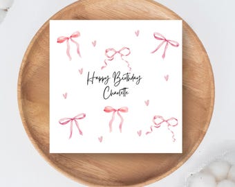 Cartão de aniversário personalizado com nome, laços de fita rosa, estilo minimalista.