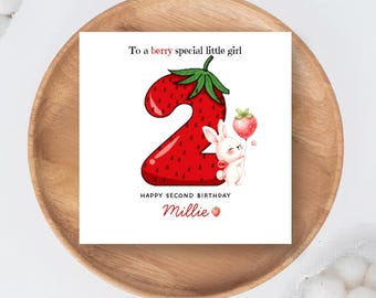 Cartão de aniversário de dois anos com coelhinho de morango, nome personalizado, formato quadrado A6, impresso no Reino Unido.