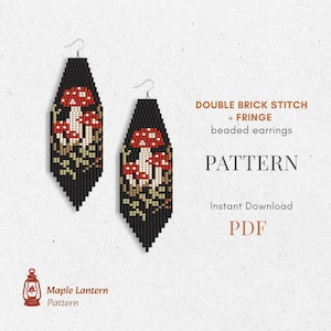 Op de afbeelding: Twee zwarte kralen oorbellen met een paddenstoelontwerp. De oorbellen hebben rode en witte paddenstoelen met groen en bruin gebladerte. De tekst op de afbeelding luidt "DOUBLE BRICK STITCH + FRINGE beaded earrings PATTERN Instant Download PDF".