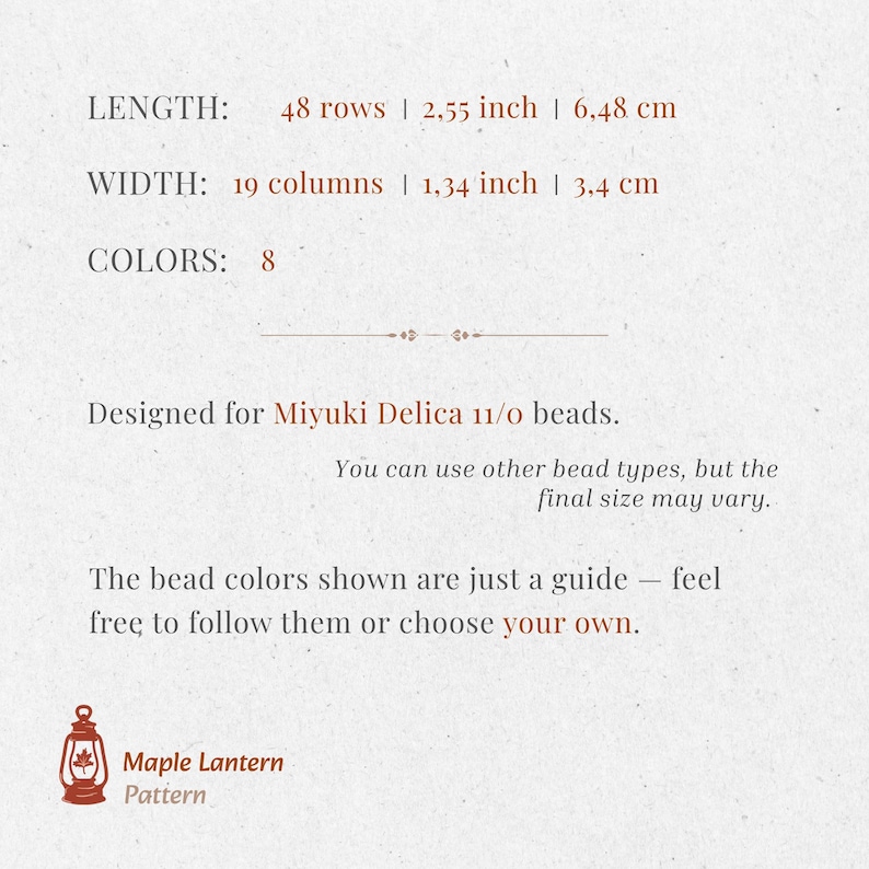 Pu&ograve; includere: Una guida ai modelli beige con testo che indica un modello di lanterna d'acero per perline Miyuki Delica 11/0. Il modello &egrave; lungo 6,48 cm e largo 3,4 cm, con 8 colori. Il testo incoraggia gli utenti a scegliere i propri colori.