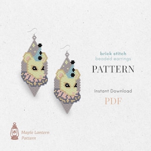 Puede incluir: Dos pendientes de cuentas en forma de lágrima, con un diseño de oso con gorro de fiesta y cuello con volantes. Los pendientes son en tonos grises, amarillos, rosas y azules. El texto "brick stitch beaded earrings PATTERN" es visible.