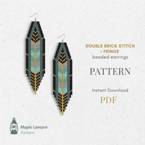 Puede incluir: Dos pendientes de cuentas con un diseño de doble puntada de ladrillo y flecos. Los pendientes son principalmente de color verde azulado, negro y dorado, con un patrón en forma de pluma. El texto de la imagen dice "DOUBLE BRICK STITCH + FRINGE beaded earrings PATTERN Instant Download PDF".