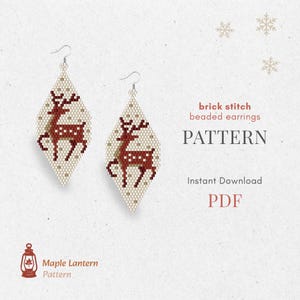 Puede incluir: Dos pendientes de cuentas en forma de diamante con un diseño de ciervo. Los pendientes tienen un fondo color crema y un patrón de ciervo marrón. El texto "brick stitch beaded earrings PATTERN" es visible.