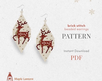 Puede incluir: Dos pendientes de cuentas en forma de diamante con un diseño de ciervo. Los pendientes tienen un fondo color crema y un patrón de ciervo marrón. El texto "brick stitch beaded earrings PATTERN" es visible.