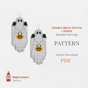 Puede incluir: Dos pendientes de fantasma con cuentas con un diseño de cara de calabaza. Los pendientes son blancos con detalles en negro y una calabaza amarilla y negra. La imagen también incluye el texto "DOUBLE BRICK STITCH + FRINGE beaded earrings PATTERN Instant Download PDF".