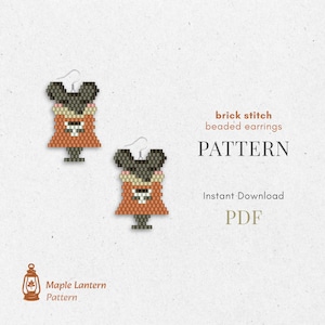 Puede incluir: Dos pendientes de cuentas en un patrón de puntada de ladrillo, con un diseño de ratón con cuentas negras, beige y naranjas. Los pendientes tienen alambres para las orejas de color plateado. La imagen también incluye el texto "brick stitch beaded earrings PATTERN" y "Instant Download PDF".