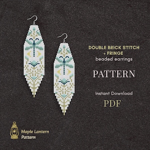 Könnte beinhalten: Zwei Perlenohrringe mit einem Libellen-Design. Die Ohrringe sind weiß, türkis und gelb, mit Fransen am unteren Ende. Der Text auf dem Bild lautet: "DOUBLE BRICK STITCH + FRINGE beaded earrings PATTERN Instant Download PDF".