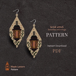 Könnte beinhalten: Zwei rautenförmige Perlenohrringe mit einem Ahorn-Laternen-Design. Die Ohrringe haben einen cremefarbenen Hintergrund und ein braunes und schwarzes Laternenmotiv. Der Text auf dem Bild lautet "brick stitch beaded earrings PATTERN Instant Download PDF".