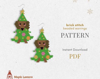 Puede incluir: Dos pendientes de cuentas con forma de árbol de Navidad con cara de perro. Los pendientes son verdes con detalles rosas y naranjas, y una cara de perro marrón. El texto "brick stitch beaded earrings PATTERN" también es visible.