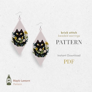 Peut inclure: Deux boucles d'oreilles en perles en forme de losange avec un motif de chat noir entouré de fleurs. Les boucles d'oreilles ont un fond rose clair. Le texte "brick stitch beaded earrings PATTERN" est affiché sur le côté droit de l'image.