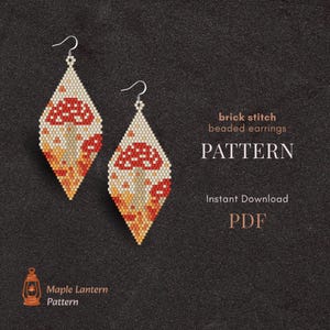 Peut inclure: Deux boucles d'oreilles en perles en forme de losange avec un motif de champignon. Les boucles d'oreilles sont réalisées avec la technique du point de brique et présentent des perles rouges, blanches et orange. Le texte "brick stitch beaded earrings PATTERN Instant Download PDF" est également présent.