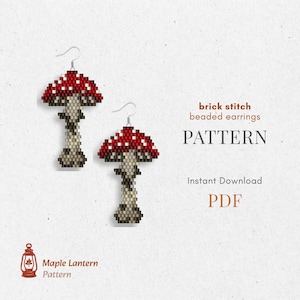 Op de afbeelding: Twee kralen oorbellen in de vorm van paddenstoelen met rode en witte doppen en beige stelen. De oorbellen zijn gemaakt met de brick stitch techniek. De afbeelding bevat ook de tekst "brick stitch beaded earrings PATTERN" en "Instant Download PDF".
