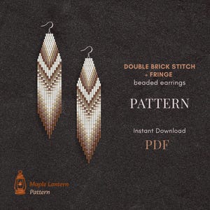 Può includere: Un modello per orecchini di perline con un design a punto doppio mattone e frange. Gli orecchini sono mostrati in tonalità di bianco, beige e marrone. Il testo sull'immagine recita "DOUBLE BRICK STITCH + FRINGE beaded earrings PATTERN Instant Download PDF".