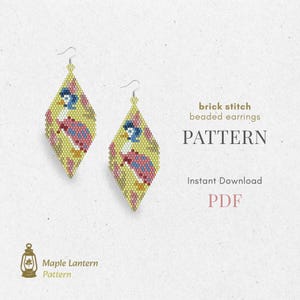 Puede incluir: Dos pendientes de cuentas en forma de diamante, cada uno con un diseño de pato en azul, rojo y blanco sobre un fondo amarillo. El texto "brick stitch beaded earrings PATTERN" es visible.
