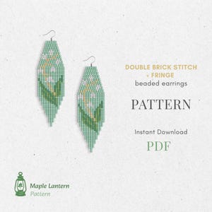 Puede incluir: Dos pendientes de cuentas en forma de diamante con un diseño floral verde y blanco. Los pendientes tienen flecos. El texto de la imagen dice "DOUBLE BRICK STITCH + FRINGE beaded earrings PATTERN Instant Download PDF".