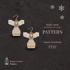 Puede incluir: Dos pendientes de ángel con cuentas en un patrón de puntada de ladrillo. Los pendientes presentan un vestido beige, detalles en azul claro y alas blancas. La imagen incluye el texto "brick stitch beaded earrings PATTERN Instant Download PDF".