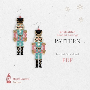 Könnte beinhalten: Zwei Perlenohrringe in Form von Spielzeugsoldaten. Die Ohrringe sind mit einem Ziegelstichmuster gefertigt und haben schwarze Hüte, beige Gesichter, rosa Jacken und blaue Hosen. Der Text "brick stitch beaded earrings" und "PATTERN" ist sichtbar.