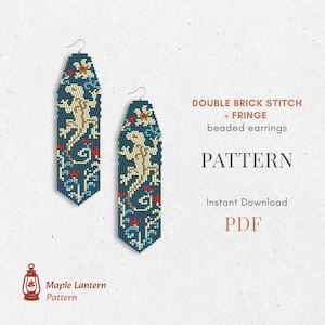 Puede incluir: Dos pendientes de cuentas con fondo azul oscuro, con un diseño de lagarto beige y detalles florales rojos y blancos. El texto de la imagen dice "DOUBLE BRICK STITCH + FRINGE beaded earrings PATTERN Instant Download PDF".