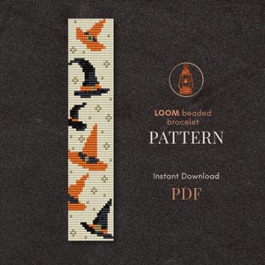 Può includere: Un motivo rettangolare per braccialetto a telaio con perline, caratterizzato da un design ripetuto di cappelli da strega arancioni e neri su sfondo crema. Il testo recita LOOM beaded bracelet PATTERN, Instant Download, PDF e un'icona lanterna.