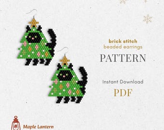Puede incluir: Un par de pendientes de cuentas con un diseño de gato árbol de Navidad. Los pendientes son verdes con detalles rosas y amarillos, una cara de gato negro y una estrella dorada en la parte superior. El texto "brick stitch beaded earrings PATTERN" es visible.