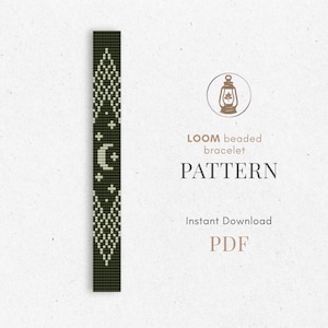 Puede incluir: Un patrón PDF para una pulsera de cuentas. El diseño muestra una pulsera verde oscuro con formas geométricas blancas y blanquecinas, incluyendo una luna creciente y estrellas. El texto dice "LOOM beaded bracelet PATTERN".