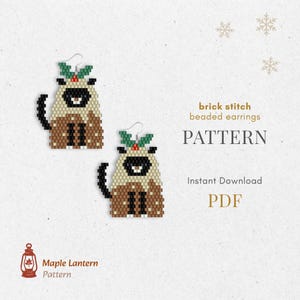 Könnte beinhalten: Zwei Perlenohrringe im Rentier-Design mit schwarzem Schwanz, cremefarbenem Körper und braunen Beinen. Die Rentiere haben eine schwarze Nase und ein grünes Stechpalmen- und rote Beeren-Design auf dem Kopf. Der Text "brick stitch beaded earrings PATTERN" ist sichtbar.