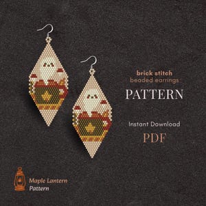 Può includere: Due orecchini di perline a forma di diamante, con un design di Babbo Natale. Gli orecchini sono color crema, marrone, rosso e verde. L'immagine include il testo "brick stitch beaded earrings PATTERN" e "Instant Download PDF".