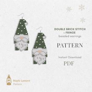 Könnte beinhalten: Zwei Perlen-Zwerg-Ohrringe mit grünen Hüten und weißen Bärten. Die Ohrringe werden mit einer Doppel-Ziegelstich-Technik hergestellt. Der Text "DOUBLE BRICK STITCH + FRINGE beaded earrings PATTERN Instant Download PDF" ist ebenfalls enthalten.