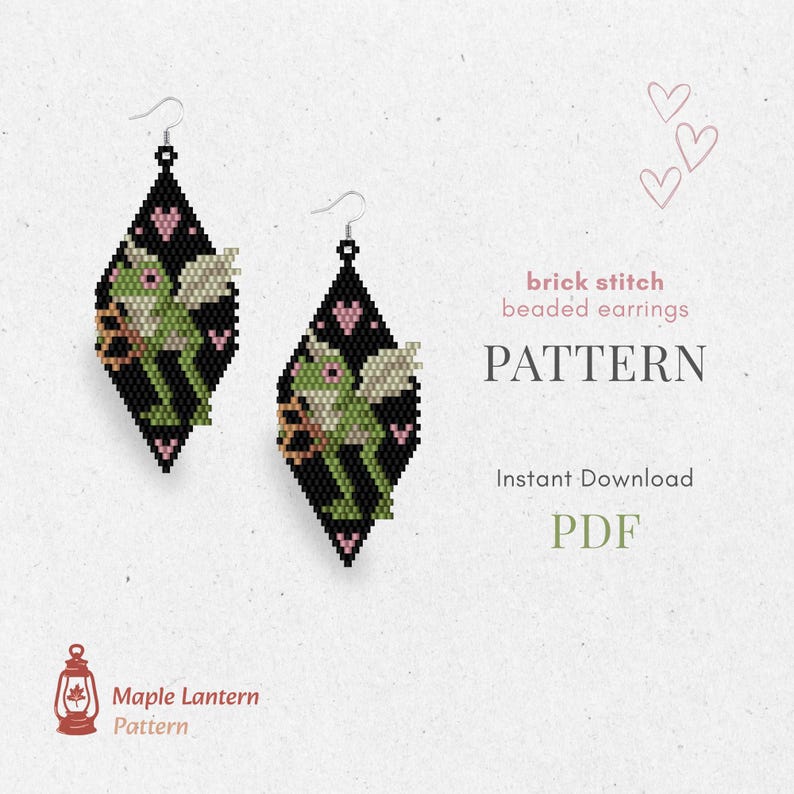Pu&ograve; includere: Orecchini neri di perline a forma di diamante, con un design a forma di rana verde, ali e cuori rosa. Il testo sull'immagine dice "brick stitch beaded earrings PATTERN Instant Download PDF". Gli orecchini sono di Maple Lantern Pattern.