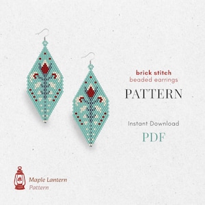 Puede incluir: Dos pendientes de cuentas de punto de ladrillo turquesa con un diseño floral en rojo, blanco y azul oscuro. Los pendientes tienen forma de diamante. La imagen también incluye el texto "brick stitch beaded earrings PATTERN Instant Download PDF".