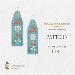 Op de afbeelding: Twee kralen oorbellen met een lichtblauwe achtergrond, met een bruin konijn, een witte maan en geel-witte bloemmotieven. De oorbellen zijn gelabeld met "DOUBLE BRICK STITCH + FRINGE beaded earrings" en "PATTERN".